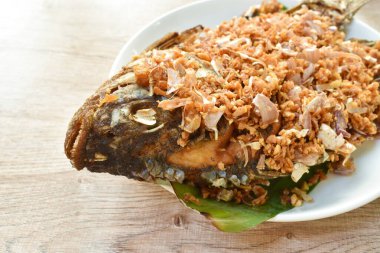  Kızarmış mango balığı, pirzola, sarımsak tatlı ve soya sosu. 