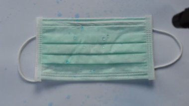 Polietilen hijyen maskesi üzerinde test yapmak için mavi su püskürtme ve sonuç koruma için iyi bir sızıntı değil