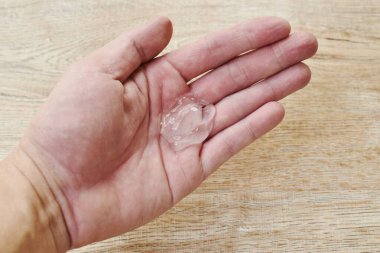  Alkol jölesi, ahşap masayı tamamen temizlemek için.