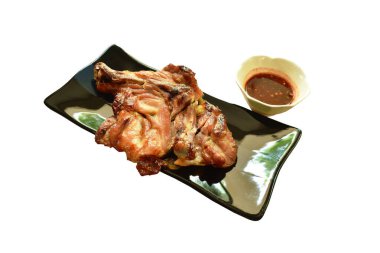 Izgara tavuk kalçası ve tabakta bacağı baharatlı tamarind sosuyla soslanmış.