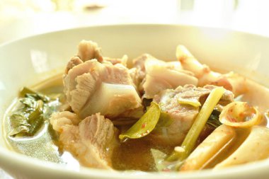 sıcak ve baharatlı domuz kemik demirhindi ve Tay otlar çorba kase üzerinde