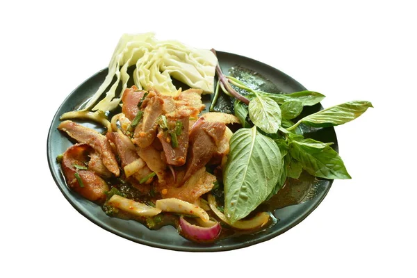 スパイシーなローストポーク新鮮なバジルの葉とキャベツを皿の上で食べるタイのサラダ — ストック写真