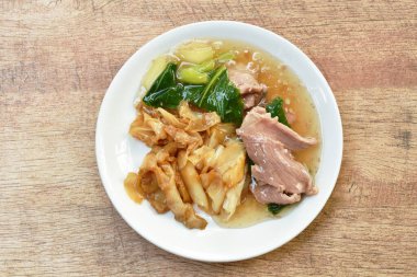  Kızarmış pirinç eriştesi, domuz eti ve soslu Çin lahanası.