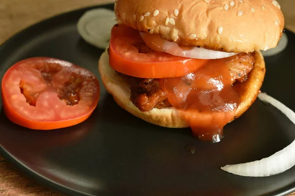 Hamburger Stuffed Grilled Black Pepper Chicken Steak Slice Tomato Onion — Stock Photo, Image