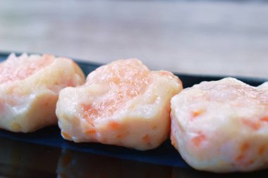  Buharda Çin mantısı, soya soslu karides.