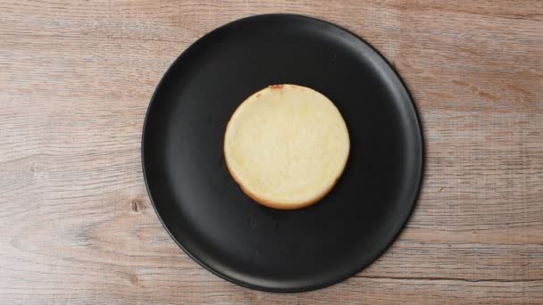 Elle Yapılmış Peynirli Hamburger Izgara Domuz Eti Dilimlenmiş Domates Soğan — Stok video