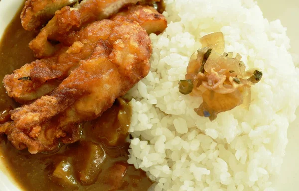 Ayam Goreng Dengan Kari Jepang Topping Nasi Irisan Acar Kubis — Stok Foto