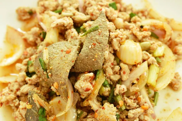 Salade Porc Hachée Épicée Thaïlandaise Légumes Frais Dans Une Assiette — Photo