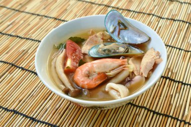  Tayland baharatlı Tom çorbası ve midyeli haşlanmış karides ve tavuk.