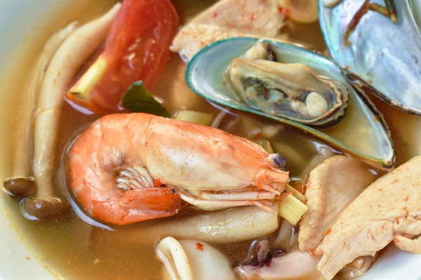 Vařené Krevety Kuře Mušlí Thajské Pikantní Tomové Polévce Misce — Stock fotografie