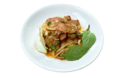 Baharatlı domuz etli Tayland salatası taze lahana ve fesleğenle yenir.