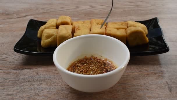 Πιρούνι Μαχαίρωμα Βαθύ Τηγανητό Tofu Εμβάπτιση Γλυκό Θρυμματισμένο Σάλτσα Φασολιών — Αρχείο Βίντεο
