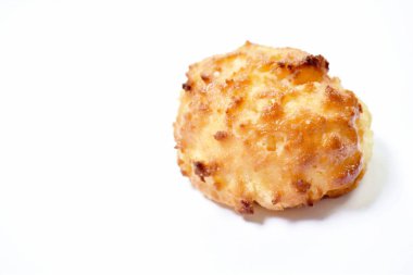  Beyaz zemin üzerinde bal olan fırında yuvarlak tatlı ekmek