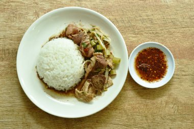  haşlanmış domuz eti ve fasulye filizli güveç pilavla birlikte yenir.