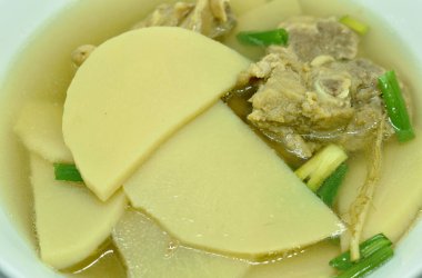  Kaynamış bambu filizi ve kasede domuz pirzolası çorbası.