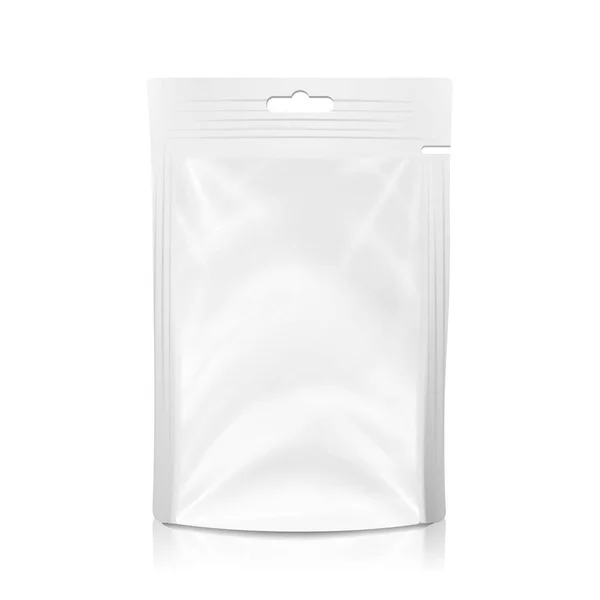 Beyaz boş plastik cep torbası vektör. Şablon plastik gerçekçi sahte Gıda folyo veya Doypack çanta içmek. Asmak yuvası temiz. Ambalaj tasarım şablonu. İzole illüstrasyon — Stok Vektör