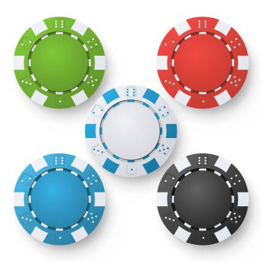 Poker fişleri vektör. Beyaz izole klasik renkli Poker fişleri ayarlayın. Kırmızı, siyah, mavi, yeşil Casino Chips illüstrasyon.