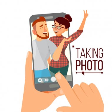 Akıllı telefon vektör fotoğrafta. Gülümseyen insanlar. Modern arkadaşlar dikey Selfie alarak. Smartphone tutan el. Kamera vizörünü. Dostluk kavramı. Düz çizgi film illüstrasyon izole