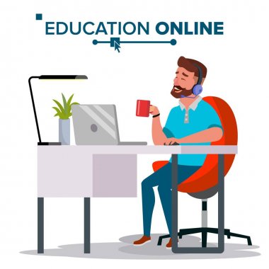 Eğitim Online vektör. Ana sayfa Online eğitim hizmeti. Bilgisayarla çalışmayı Kulaklığımda genç adam. Modern eğitim teknolojisi. Yalıtılmış düz çizgi film illüstrasyon