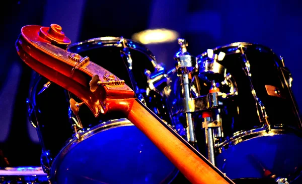 Akustická baskytara a bicí na jevišti — Stock fotografie