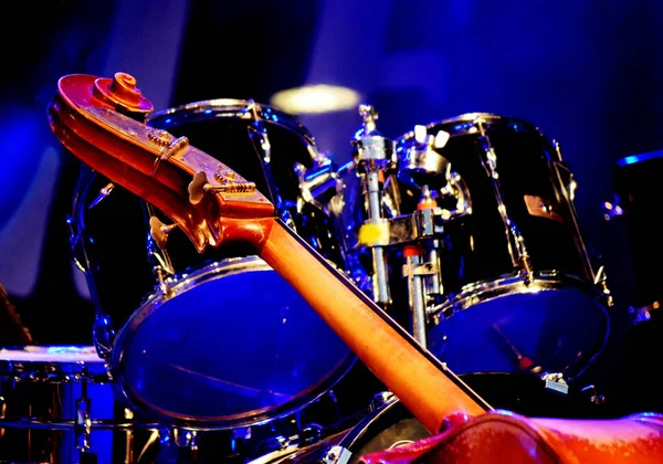 Bajo acústico y tambores en el escenario — Foto de Stock