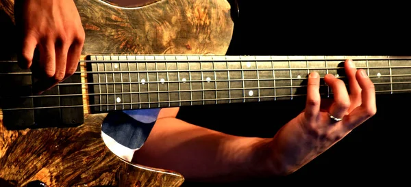 Ruku na elektrická basová kytara — Stock fotografie