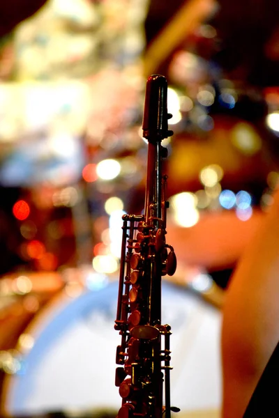 Saxofoon en fluit op het podium — Stockfoto