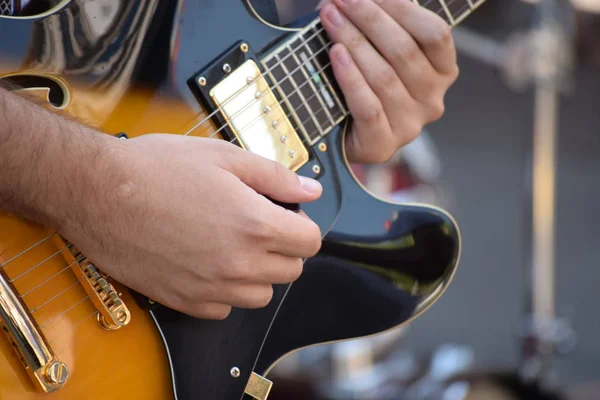 일렉트릭 기타에 손을 — 스톡 사진