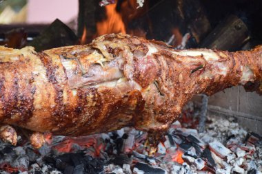 Ayrıntı Barbekü üzerinde neredeyse hazır kızarmış kuzu