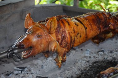 Ayrıntı Barbekü üzerinde neredeyse hazır kızarmış kuzu