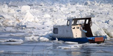Donmuş nehir tekneleri 