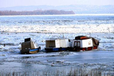 Donmuş nehir tekneleri 