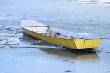 Donmuş nehir tekneleri 