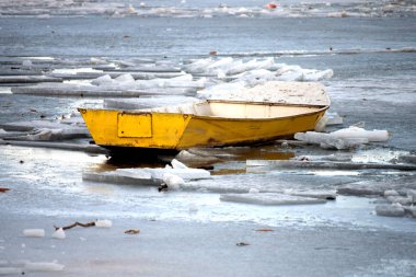 Donmuş nehir tekneleri 
