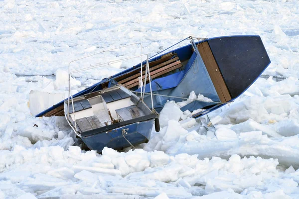 船在结冰的河 — 图库照片