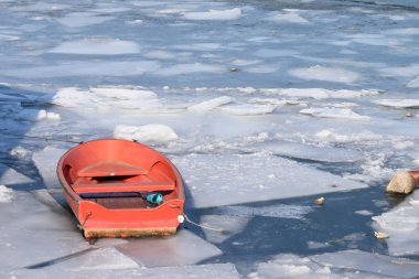 Donmuş nehir tekneleri 