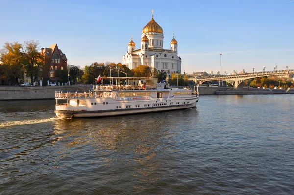 Moskou, Rusland - 16 oktober. Plezier boot over de Moskou rivier — Stockfoto