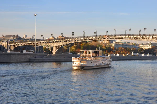 Moskou, Rusland - 16 oktober. Pleziervaartuigen in de patriarchale bridge — Stockfoto