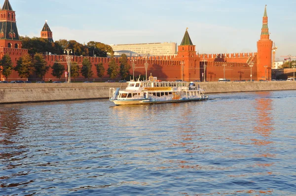 Москва, Російська Федерація - 16 жовтня. Човен насолоди "Москва-64" — стокове фото