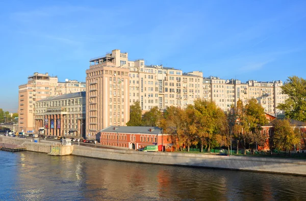 Moskou, Rusland - 16 oktober. Groot huis meerdere verdiepingen — Stockfoto