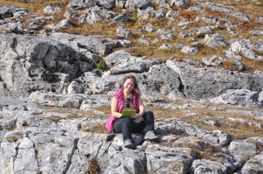 Tablet bilgisayar dağlarda kadınla