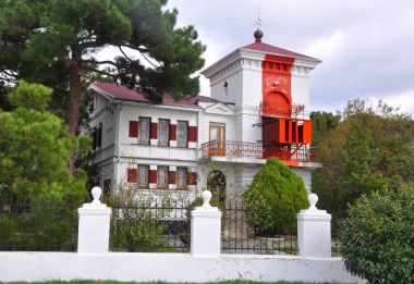 Deniz feneri bulutlu havalarda. Gelendzhik, Rusya Federasyonu