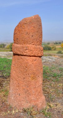 Antik yerleşim Metzamor ve fallik sembolü (taş anıt). Ermenistan