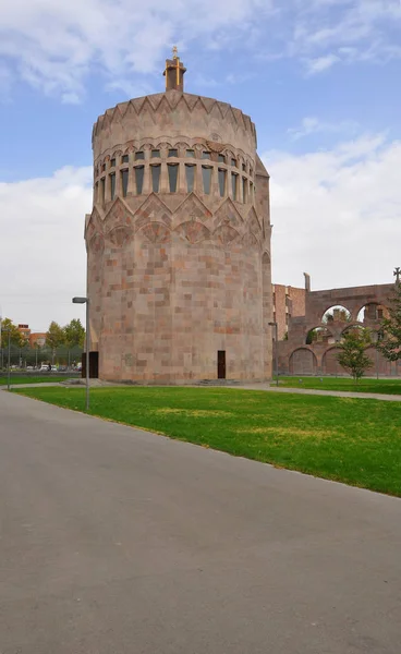 Kościół Świętych Archaniołów w kompleksie klasztoru Etchmiadzin. Wagharszapat, Armenia — Zdjęcie stockowe