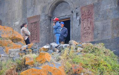 Ayravank, Ermenistan - 14 Ekim 2016: İnsanlar manastırın girişinde