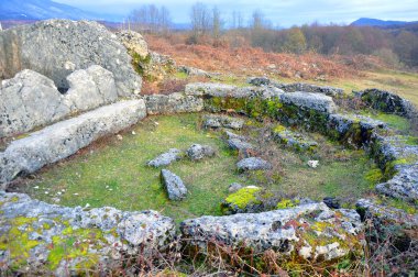 Dolmen bir avlu ile. Otkhara, Abhazya