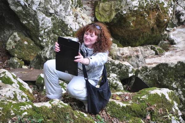Женщина с планшетным компьютером в горах — стоковое фото