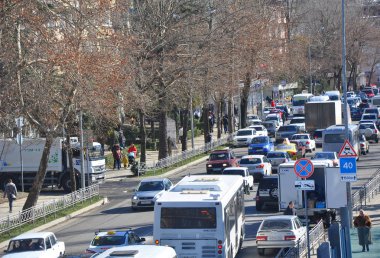 Soçi, Rusya - 16 Şubat 2017: Ukhta Caddesi üzerinde trafik sıkışıklığı