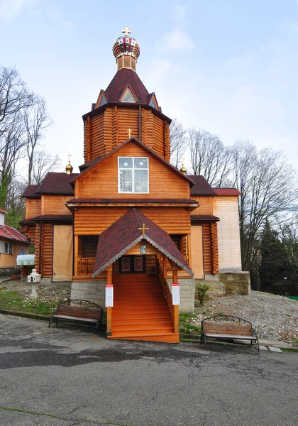 Tempio di legno dei Santi Martiri Reali. Volkonka villaggio, Sochi, Russia — Foto Stock