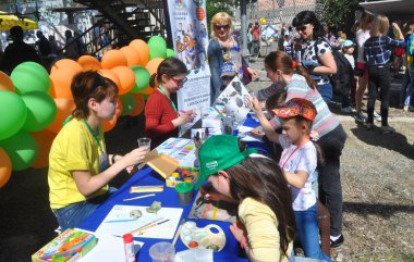Sochi, Rusya Federasyonu - 8 Nisan 2018: Çocuk bir çocuk tatilde boya çekmek
